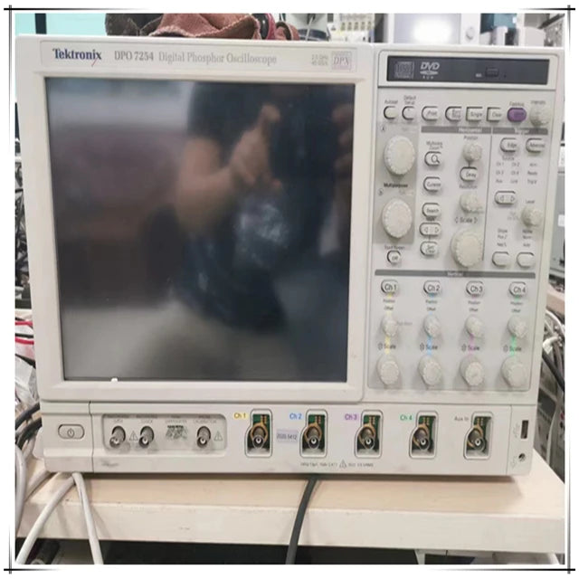 Used Tektronext DPO70804 Mixed Signal Oscilloscope 33GHz