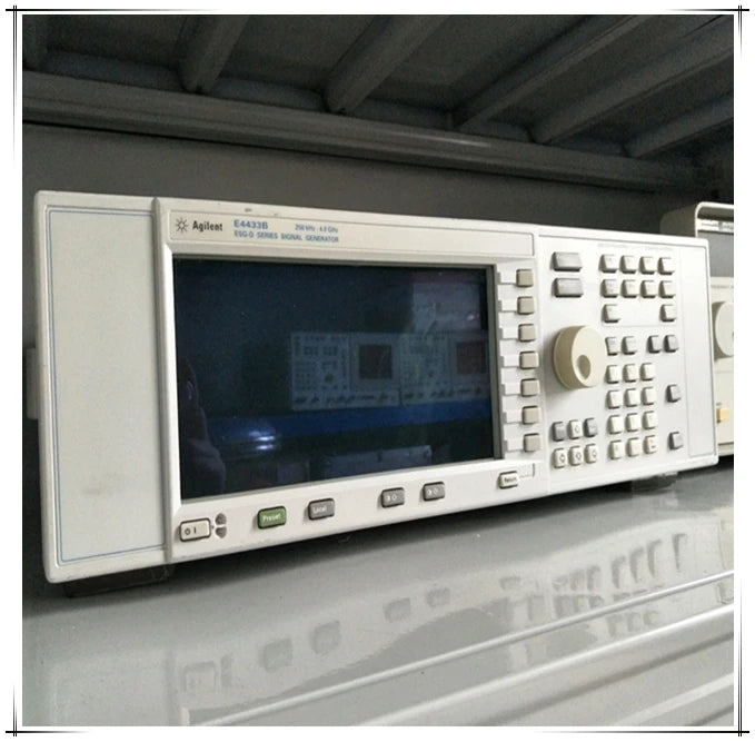 Used Rohde & Schwarz SMIQ03E 3G vector signal generator SMIQ03E 3.3GHz rf generator
