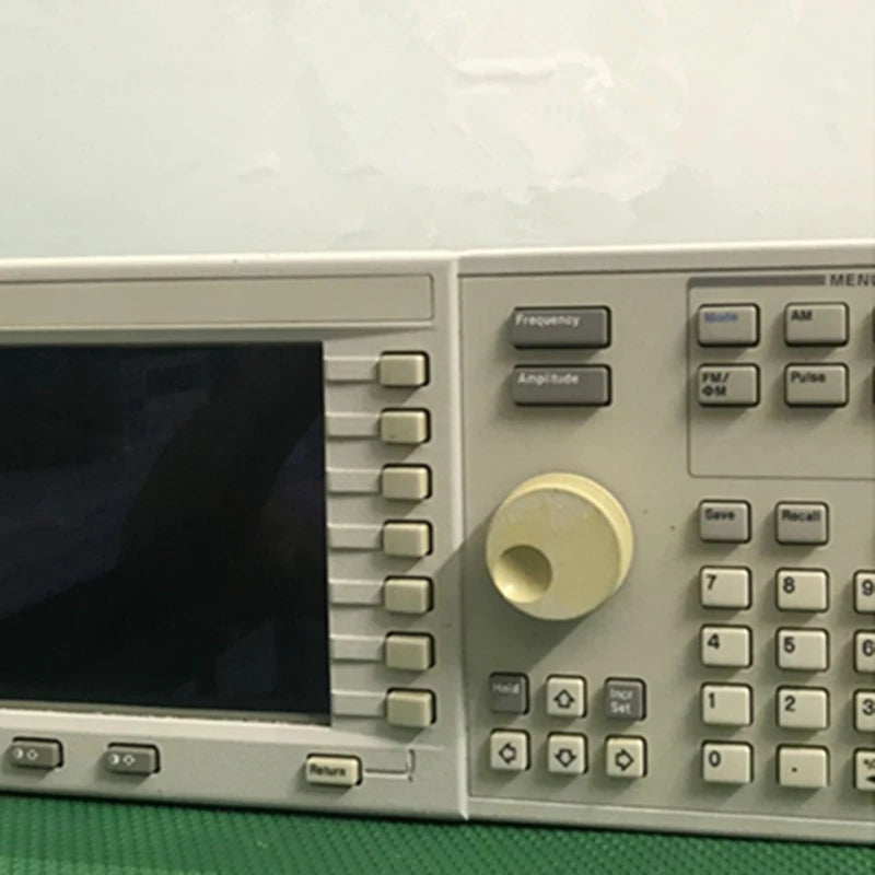 Used Agilent HP E4425B Signal Generator 250kHz-3GHz Made in America