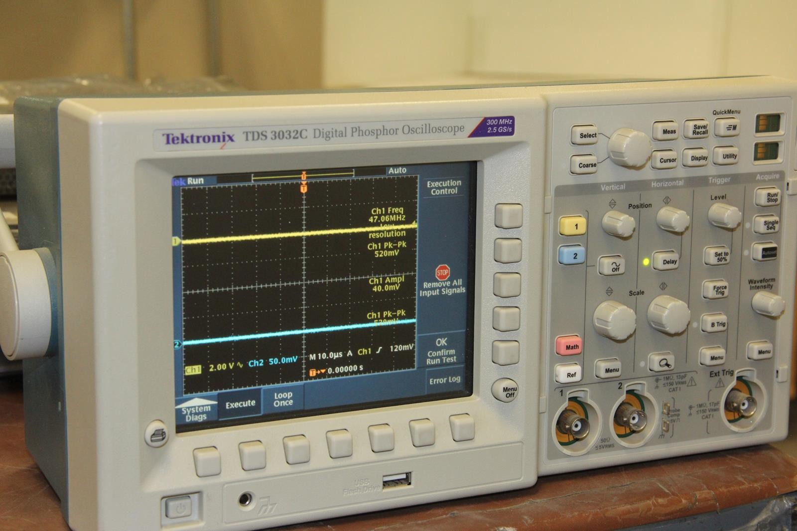 TEKTRONIX TDS 3032C 300MHz 2.5GS/s Digital Phosphor Oscilloscope Passes Selftest    ytdi